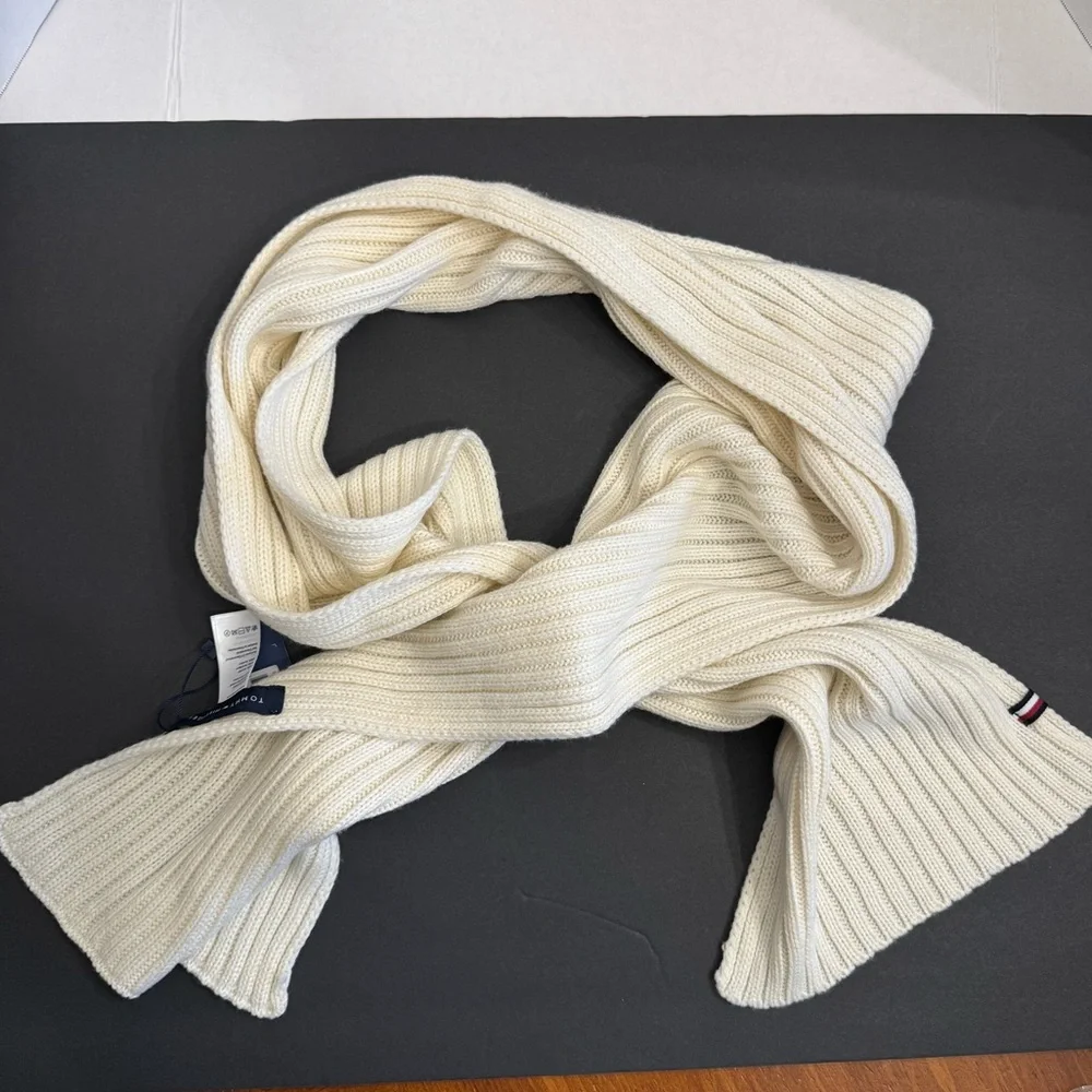 Tommy Hilfiger Unisex Winter White Knit Scarf with Logo Cream One Size NEW